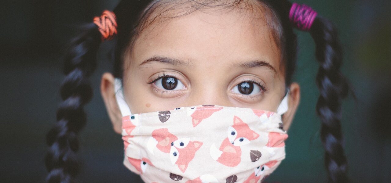 conseils et astuces essentiels pour assurer la sécurité des enfants à la maison, à l'école et en extérieur. protégez vos enfants avec des mesures simples et efficaces.