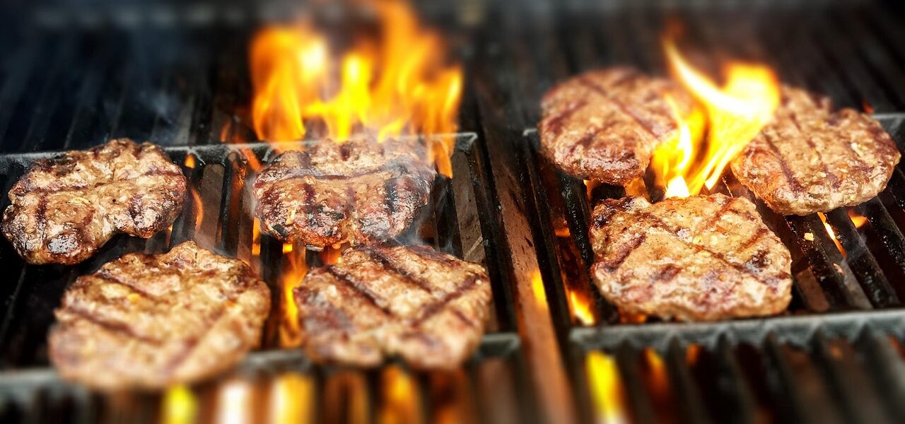 découvrez des recettes savoureuses de viande hachée au barbecue : burgers, brochettes et grillades faciles à préparer pour régaler vos convives.