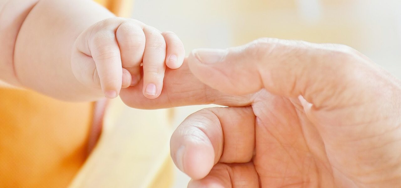 découvrez les clés pour construire une famille recomposée harmonieuse et aider chacun à trouver sa place au quotidien.