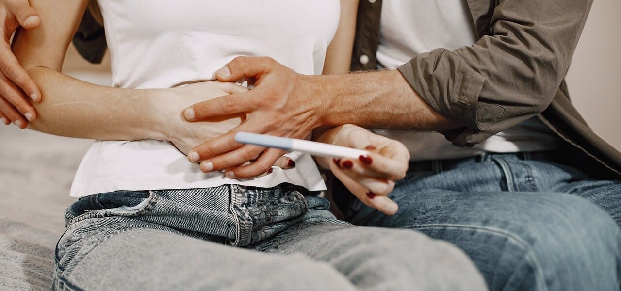 découvrez comment placer une femme enceinte en position latérale de sécurité et quels gestes adopter en attendant l’arrivée des secours.
